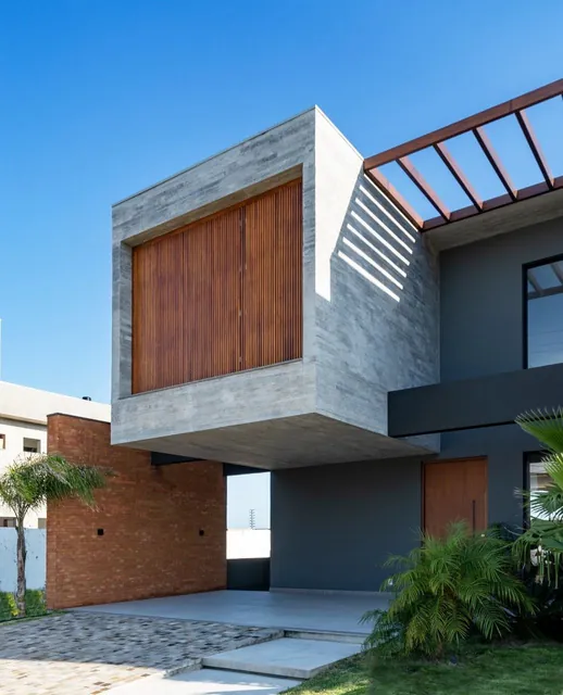 Escada interna com parede de placas de concreto aparente