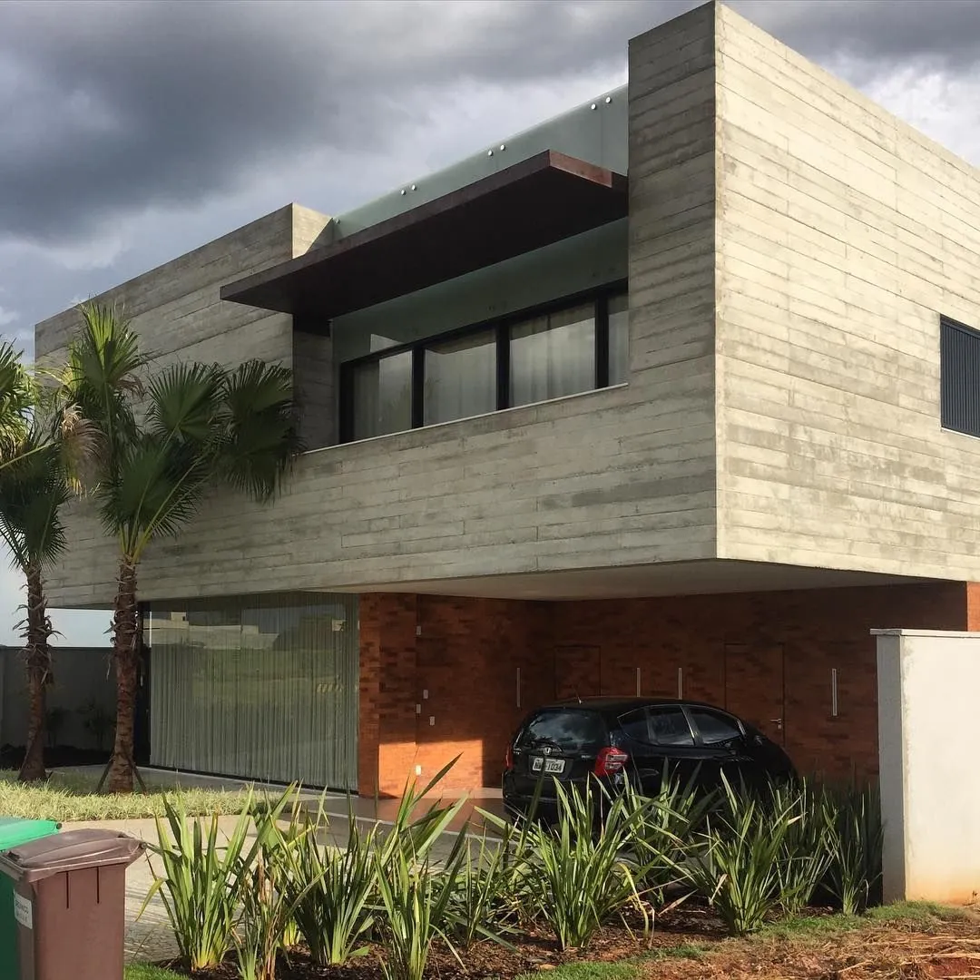 Casa contemporânea com fachada em placas de concreto Real 77