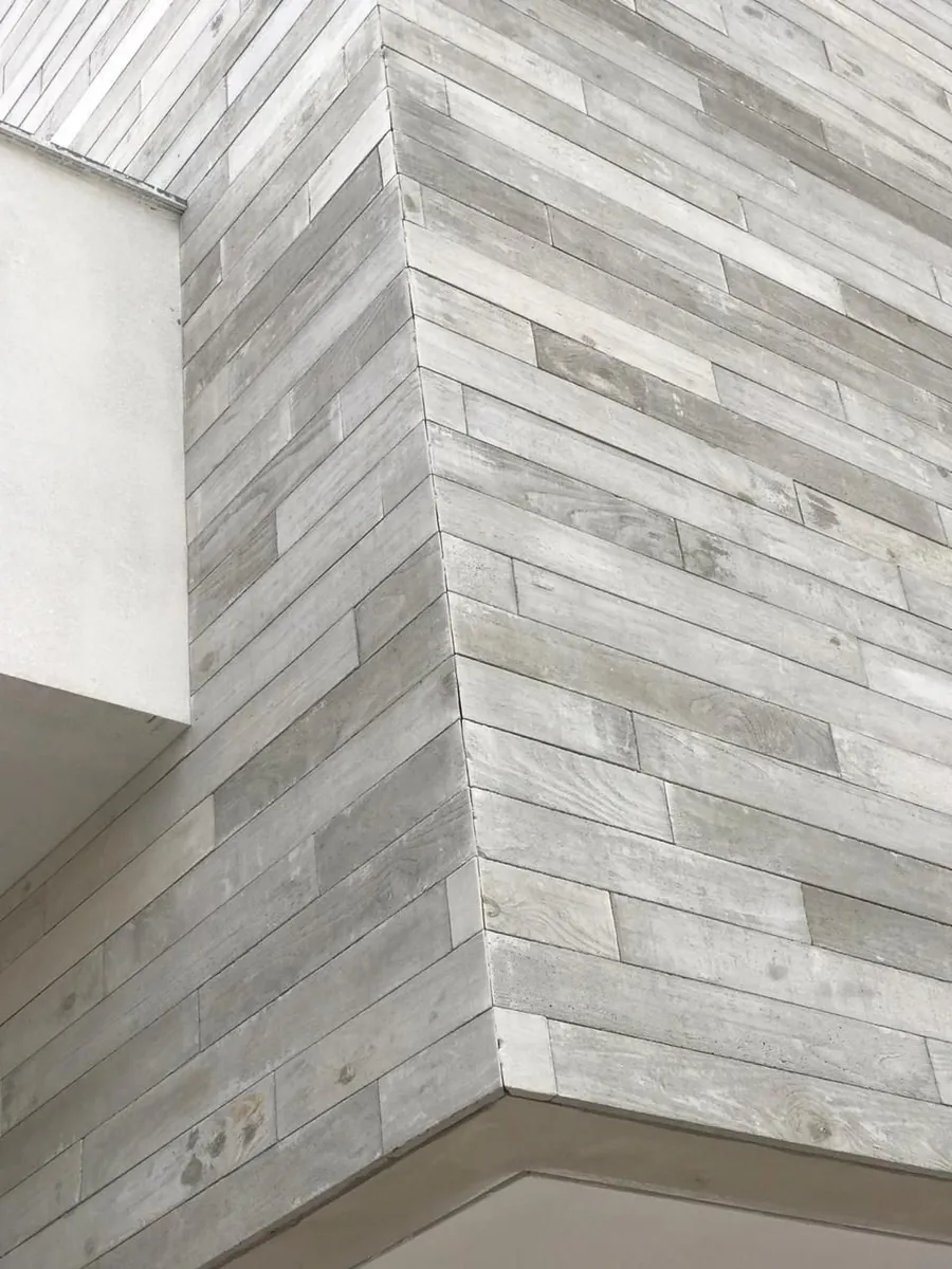Detalhe da quina de fachada com ripa aparente de concreto