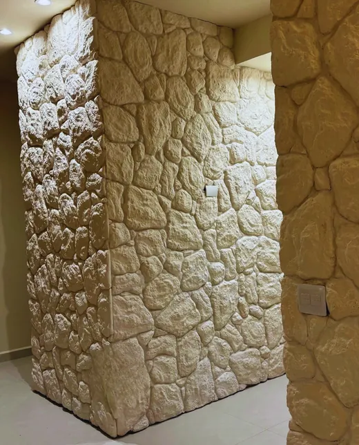 Coluna revestida de pedra moledo em tom cru