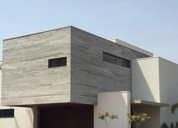 Casa com fachada de ripa aparente rústica de concreto