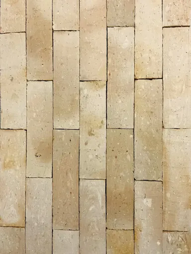 Textura de tijolos à vista em tons claros mesclados